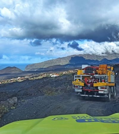 Mehr als ein Tropfen auf den heißen Stein: Wasserwagen fährt in die von der Lava abgeschnittenen Orte wie Las Manchas. Foto: Cabildo