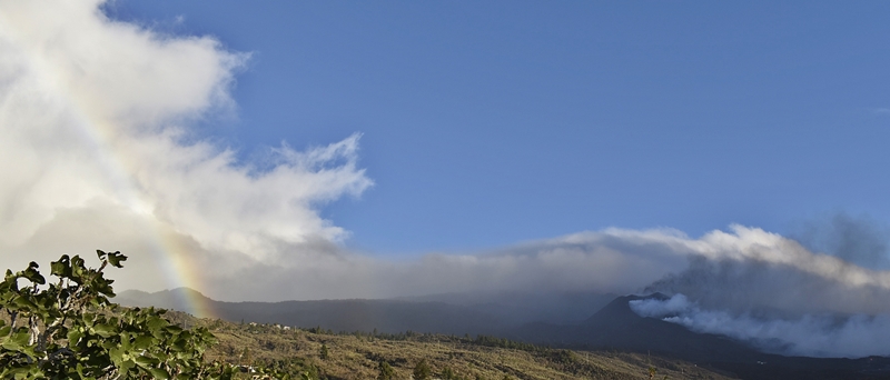 Vulkan La Palma mit Regenbogen